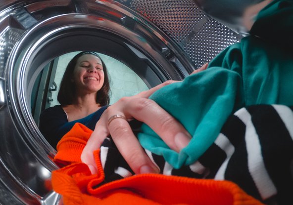 Foto de mujer lavando ropa